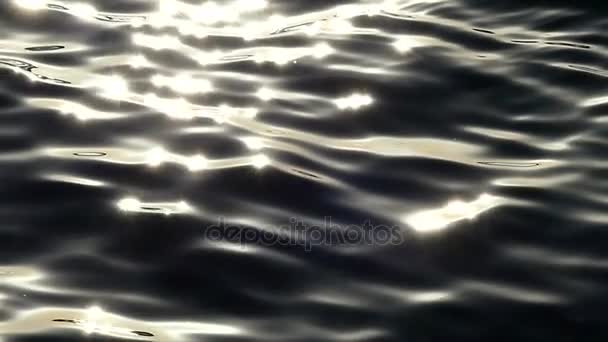 Sfondo - Luce che brilla sulla superficie dell'acqua Close up in slow motion — Video Stock