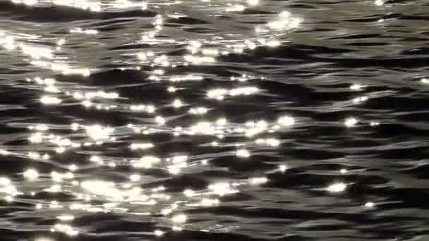 Su ağır çekimde parlayan koyu Ripples — Stok video