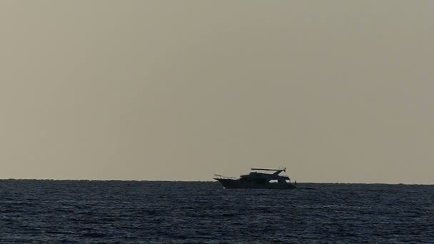 Лодка плывет вдоль горизонта в мрачной погоде медленное движение — стоковое видео