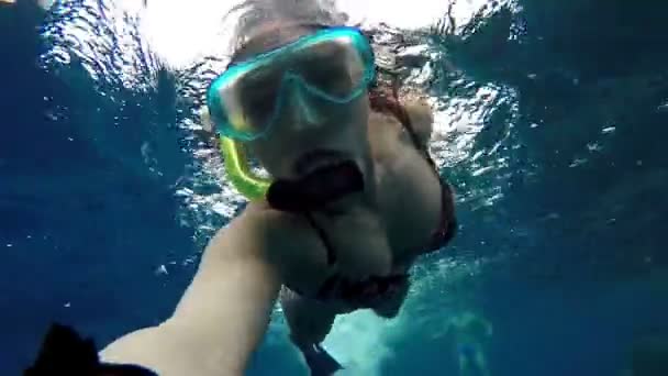 Selfie βίντεο από κορίτσι υποβρύχια κατά την κολύμβηση με μάσκα και αναπνευστήρα. — Αρχείο Βίντεο