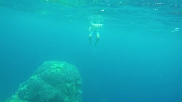 Doppning kamera i havet och mannen än flyta upp. — Stockvideo