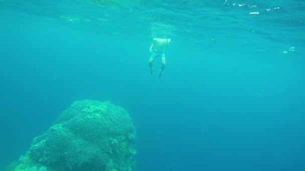 Caméra plongeante dans la mer et l'homme que flotter . — Video