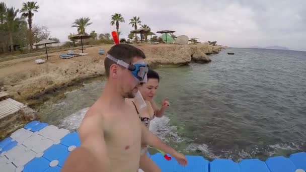 Marcher sur la plage d'Afrique avec masque et tuba au ralenti . — Video