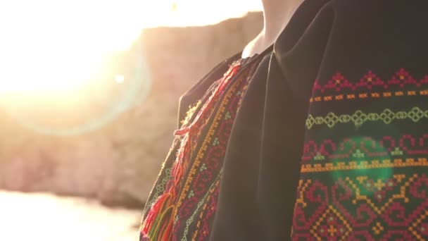 Close-up beelden van zich te concentreren op de geborduurde jurk - Oekraïens stijl. — Stockvideo