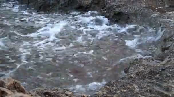 Olas marinas se estrellaron en la costa pedregosa . — Vídeos de Stock