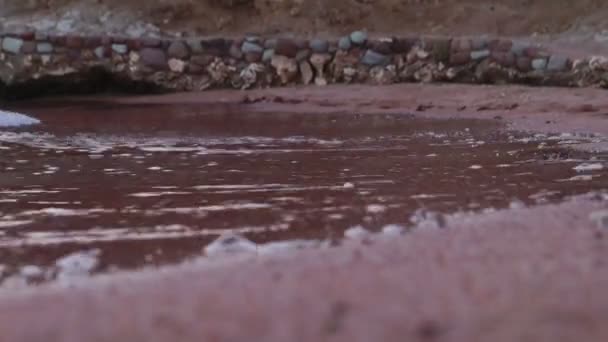 Schöne Meeresbrandung am Strand aus nächster Nähe. — Stockvideo