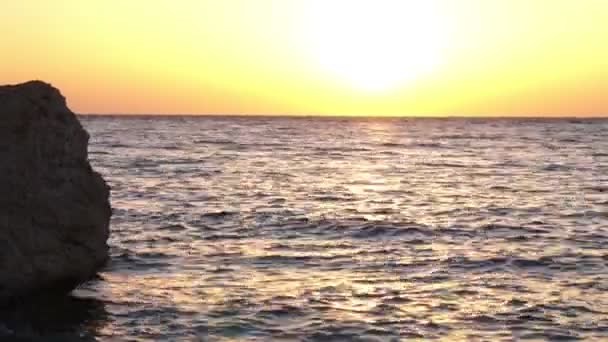 美丽的大海波浪对海岸期间太阳上升. — 图库视频影像