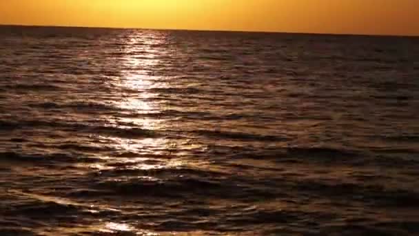 노란색과 오렌지 색 바다에서 일몰에서 아름 다운 수평선. — 비디오