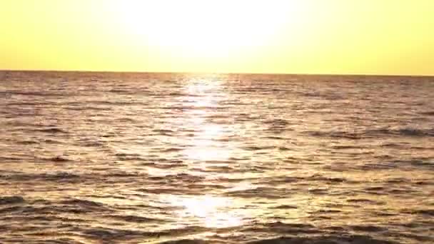 Hermoso horizonte al atardecer en el mar con colores amarillo y naranja . — Vídeos de Stock