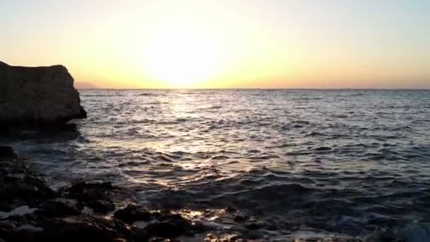 Belle onde del mare sulla costa durante il sorgere del sole . — Video Stock