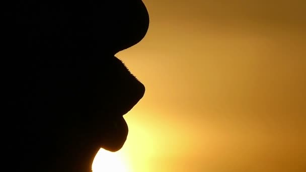 La silhouette del mento di un uomo di profilo per mostrare il gesto di "essere silenziosi" in un primo piano in slow motion — Video Stock