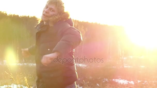 Le garçon positif montre vigoureusement le geste "excellent" dans le contexte de la matinée Printemps Paysage ralenti Mouvement — Video