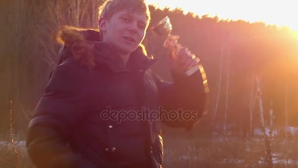금발 소년 즐겁게 밖으로 펼쳐지는 보상, 그리고 두 번째 손을 표시와 함께 그의 손에 제스처 슬로우 모션에서 "우수" — 비디오