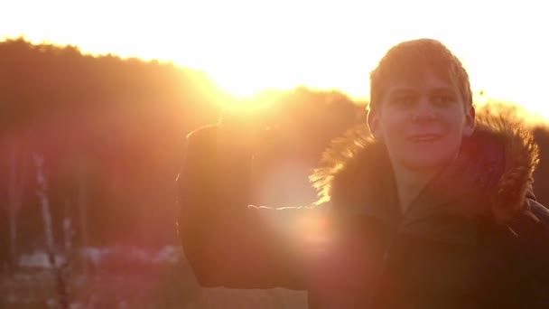Boy Menunjukkan Gesture "all Ok" Selama Sunset di Slow Motion — Stok Video