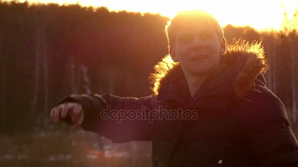 Der Junge zeigt während des Sonnenuntergangs in Zeitlupe eine Geste "Alles in Ordnung" — Stockvideo