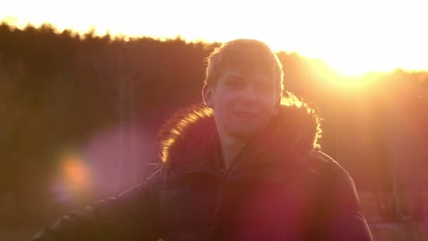 Le garçon montre un geste "tout va bien" pendant le coucher du soleil au ralenti — Video