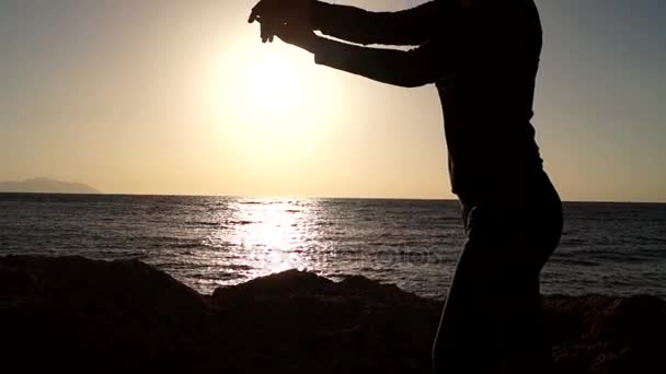 Vrouw beoefenen van Qigong, energie oogsten op de achtergrond van de zee — Stockvideo