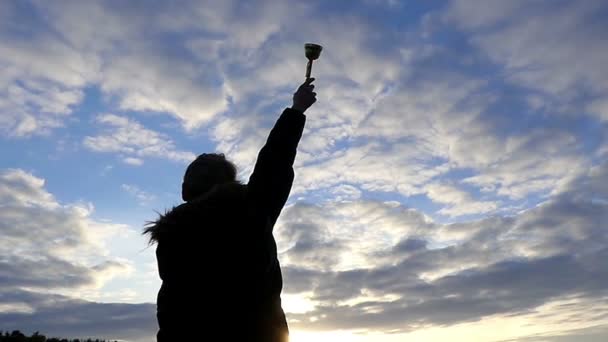 Bir çocuk şampiyon silüeti güvenle ödülünü güzel gökyüzü arka plan üzerinde yükseltir — Stok video
