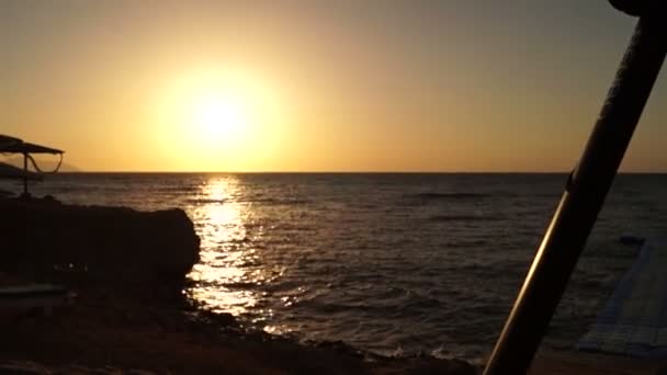 Câmera no tripé Estandes ao pôr do sol na praia do mar . — Vídeo de Stock