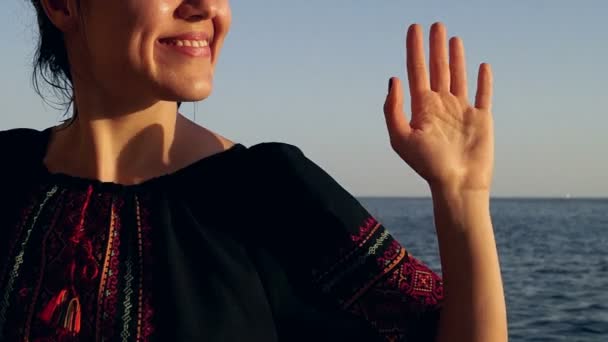 여자 돌 근처 바다에서 해안 그리고 존경. — 비디오
