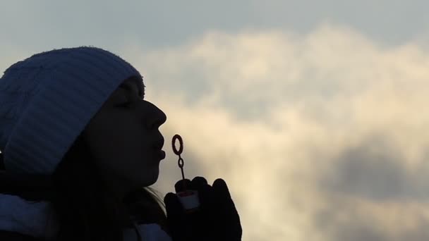 Silhuetten av den vackra flickan i en hatt blåses upp färgglada såpbubblor i Slow Motion närbild. — Stockvideo