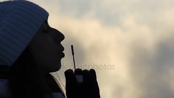 Silhouet van het meisje in een hoed opgeblazen kleurrijke zeepbellen, Side Shot close-up in Slow Motion — Stockvideo