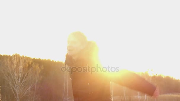 Ένας νεαρός άντρας πηδάει ευτυχώς στο ηλιοβασίλεμα σε αργή κίνηση — Αρχείο Βίντεο
