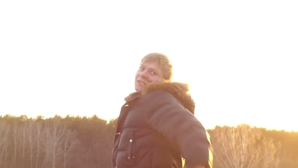 Il ragazzo sorride e il divertimento mostra gesti "perfettamente" sullo sfondo della natura in slow motion — Video Stock