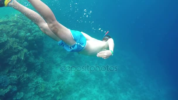 Hombre con máscara y snorkel flotando en el mar . — Vídeo de stock