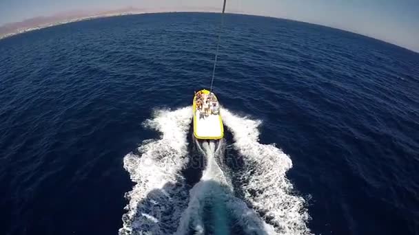 Výkonný motorový člun pohybující se výstřel z padák v Rudém moři na jaře — Stock video