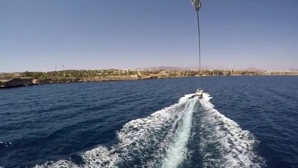 Voie navigable mousseuse blanche Suivre le bateau à moteur dans la mer Rouge par une journée ensoleillée à Slo-Mo — Video