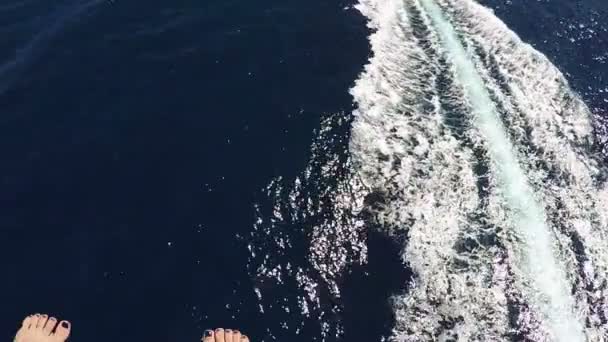 Современная моторная лодка плавает в Красном море быстро в солнечный день весной — стоковое видео