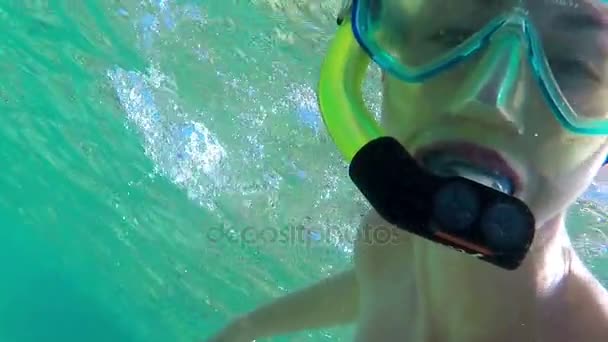 Grappig gezicht van het jonge meisje dat zelf beelden met masker en Snorkel. — Stockvideo