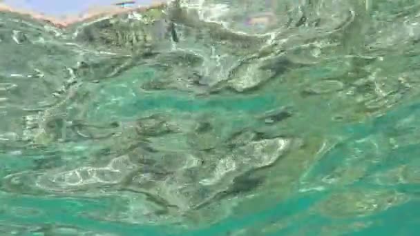 Superficie del mare curvo sparato da sott'acqua in modo artistico in primavera — Video Stock