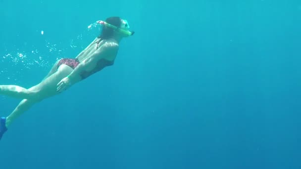 Hermosa gracia de nadar bajo el agua de la mujer en máscara y snorkel-cámara lenta — Vídeos de Stock