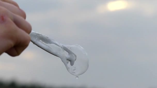 Eine Regenbogen-Seifenblase wird im Herbst im Slo-mo in Zeitlupe im Freien gefertigt — Stockvideo