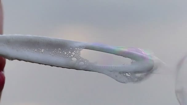 Een stroom van Rainbow zeepbellen zijn gooide vanaf een speciale schuimend Stick — Stockvideo