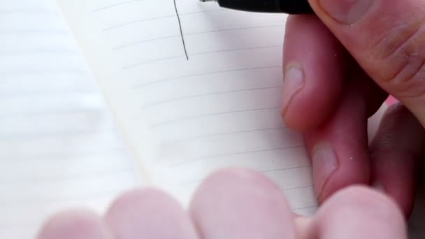 Alcune mano disegna un sorriso su un foglio bianco di carta in un modo lento — Video Stock