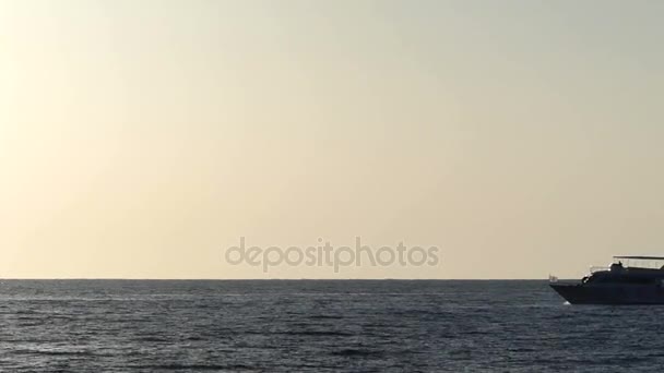 Nowoczesne motorówka powoli wzdłuż malowniczego wybrzeża Morza w Egipcie o zachodzie słońca — Wideo stockowe