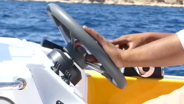 Τιμόνι διοικείται από έναν καπετάνιο που αποφαίνεται ένα σύγχρονο μηχανοκίνητο σκάφος το καλοκαίρι — Αρχείο Βίντεο