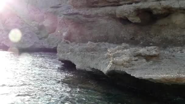 Yaz aylarında gün batımında Mısır'daki Kızıl denizin taşlı Seabeach — Stok video