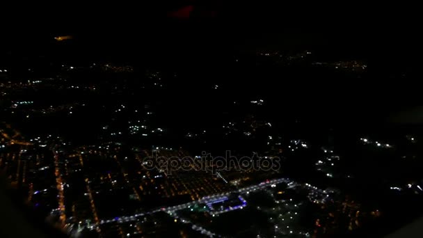 Luchtfoto van een Europese stad bij nacht. de verlichte gebouwen kijken prachtig. — Stockvideo