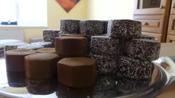 Смачні шоколадні цукерки лежать на столі і виглядають чудово — стокове відео