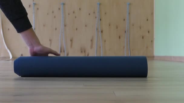 Fiatal férfi kezét hengersor ki a jóga szőnyeg egy fitness Fitness terem — Stock videók
