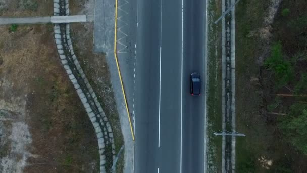 Tiro aéreo de uma rodovia Estreitamento com postes de lâmpada e Greenary nas proximidades na primavera — Vídeo de Stock