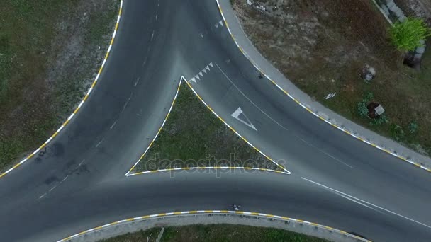 Luftaufnahme eines Dreiecks Autobahnkreuzung mit Autos und einem Fahrrad in slo-mo — Stockvideo