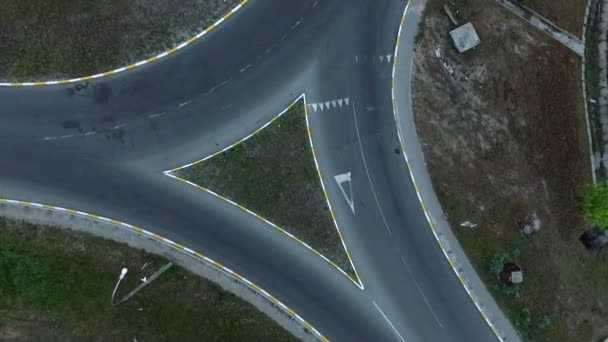 Luftaufnahme eines Autobahndreiecks in Osteuropa im Frühjahr — Stockvideo