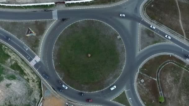 Luftaufnahme einer runden Autobahnkreuzung mit Autos an einem sonnigen Tag in Slo-mo — Stockvideo