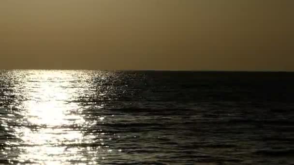 Esplêndido Caminho Lunar nas Ondas Negras do Mar Vermelho Profundo à Noite na Primavera — Vídeo de Stock