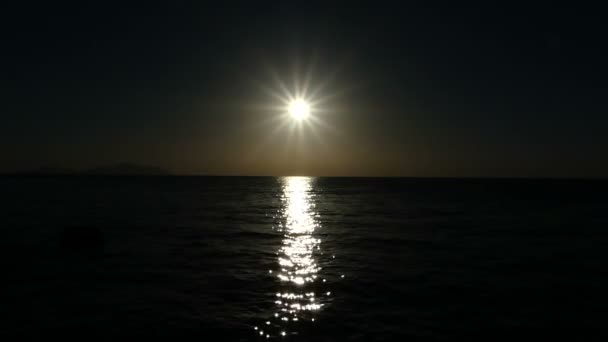 Belo Caminho Lunar nas Ondas Negras do Mar Vermelho Profundo à Noite na Primavera — Vídeo de Stock